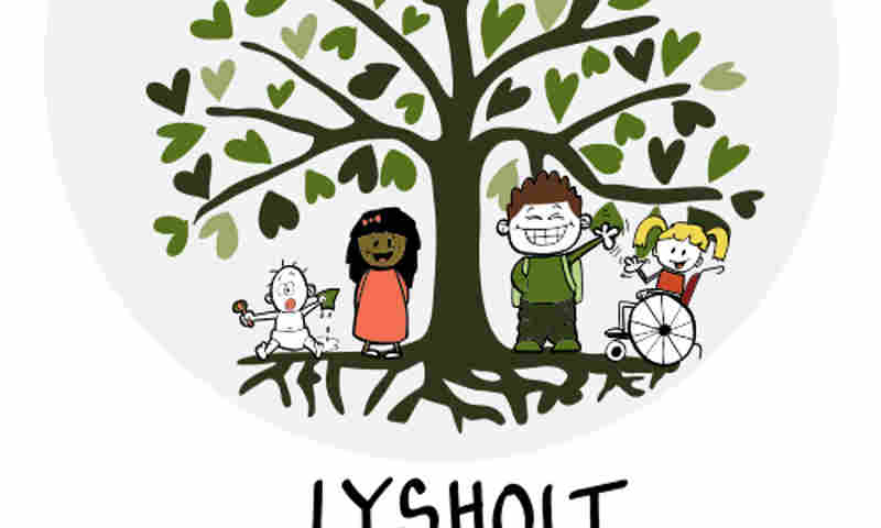 Lysholt - rundt logo, som viser rids af børn under et træ, ovenover er der tegning af en fugl.
